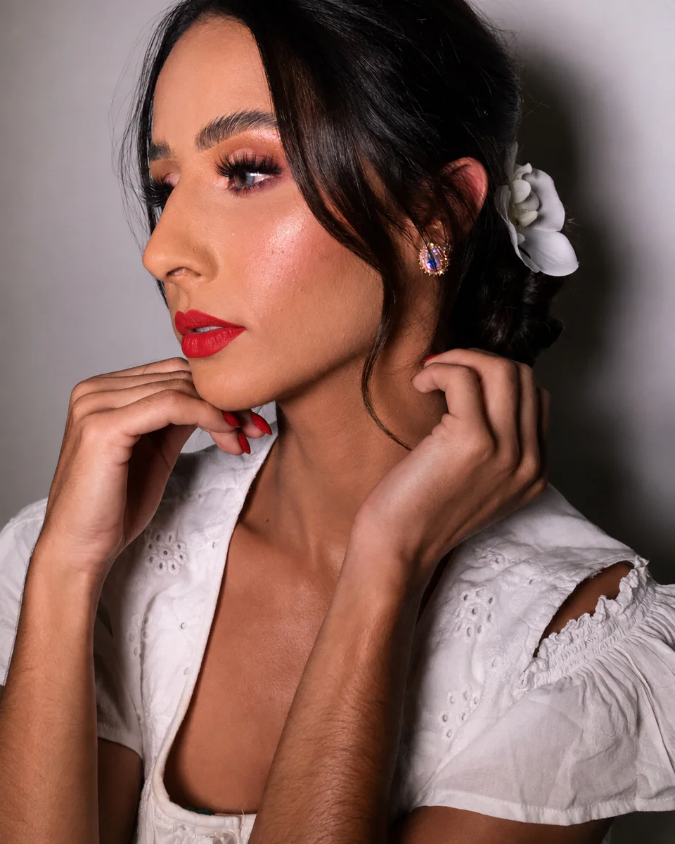 Minha referência editorial para noivas com olhos definidos e pele iluminada