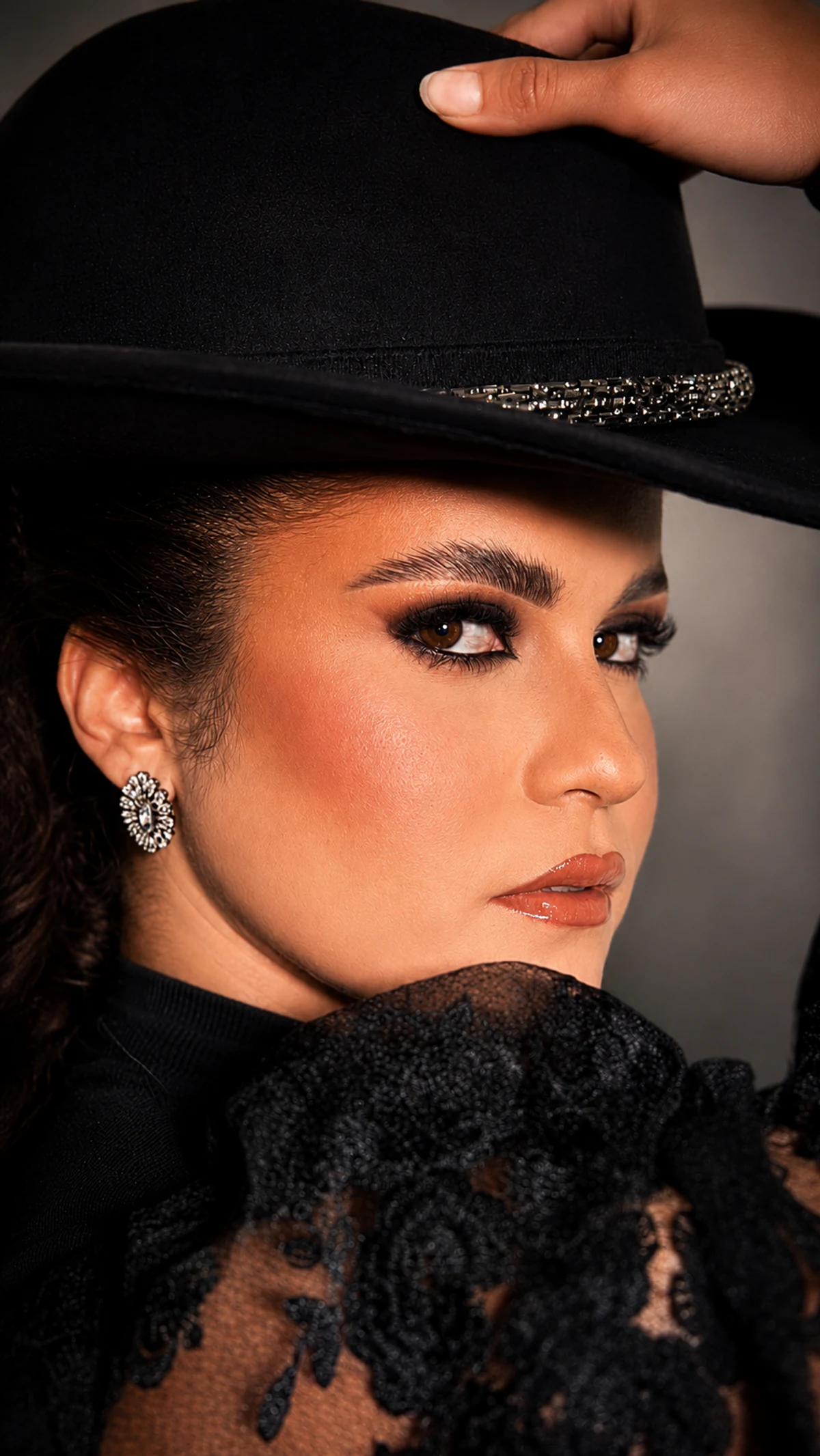 Meu editorial para o Rodeio de Jaguariúna com chapéu preto e acabamento sofisticado